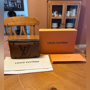 LOUIS VUITTON 
Reverse Monogram Giant Double Zip Pochette